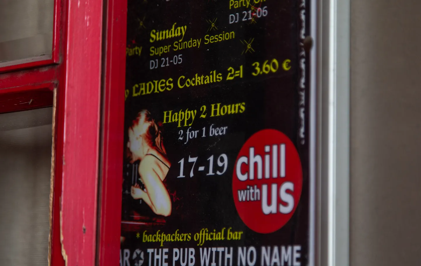 Juuni esimesel nädalal oli Tallinna vanalinnas veel mitmeid happy hour`i reklaame üleval.