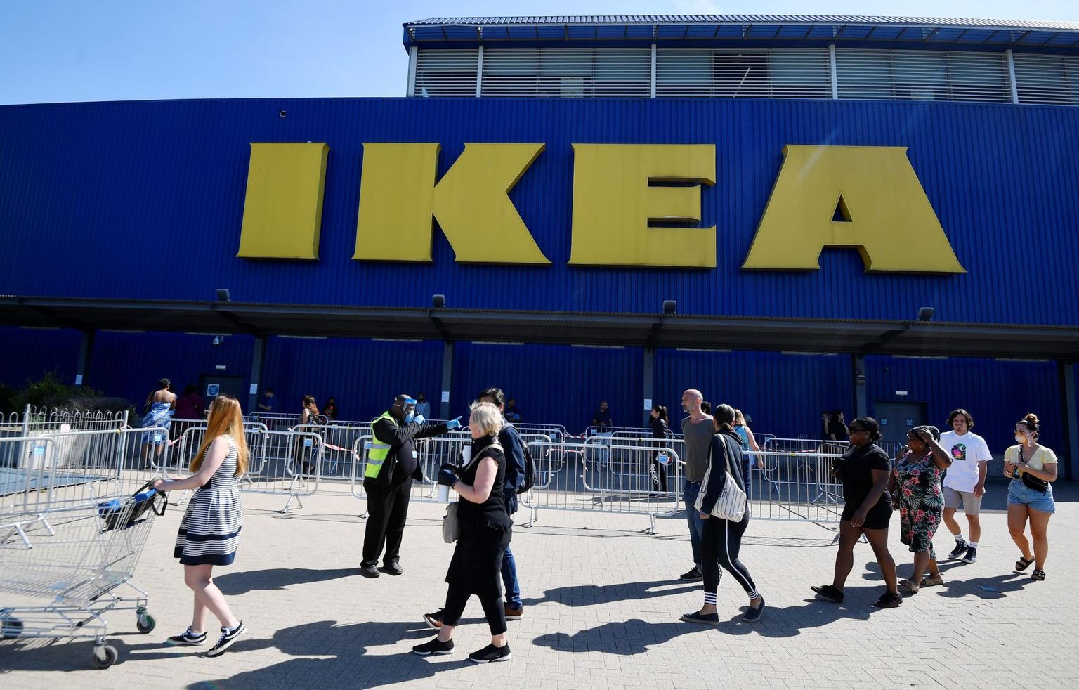 Külastajad Londoni Ikea poe ees 1. juunil.