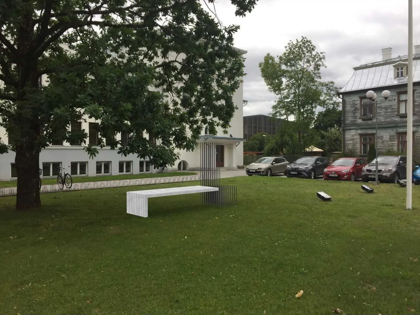 Pärnu ühisgümnaasiumi ette rajatakse järgmise suve alguseks mälestuspink omaaegsele direktorile Elmar Roosnale. Tegemist on kavandiga.