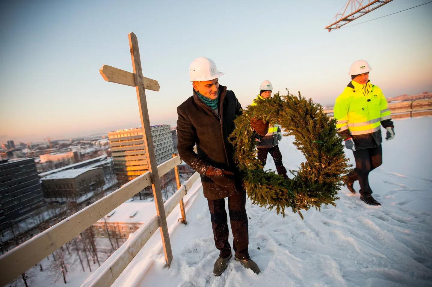 Ülemiste City Öpiku maja sarikapidu 2015. aasta jaanuaris. 
Pildil valge kiivriga esiplaanil Mainor Ülemiste juhatuse esimees Margus Nõlvak.