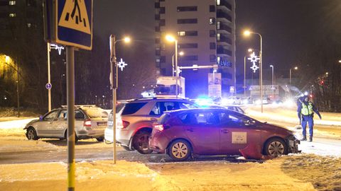 Fotod ja video: hooletu juht põhjustas Mustamäel nelja sõiduki ahelavarii