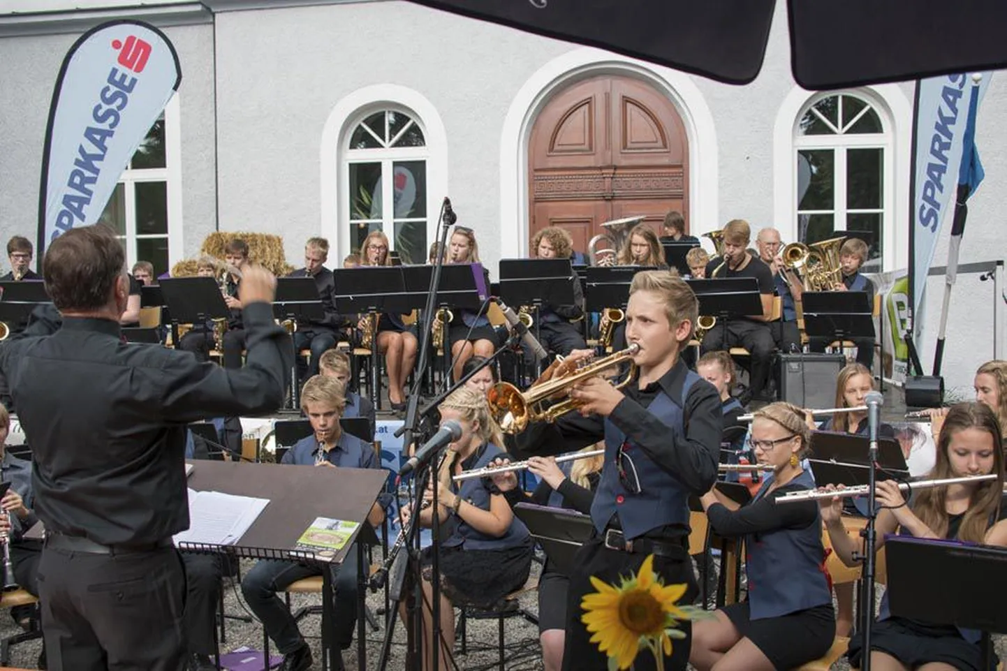 Mano Meelis Onni soleerib trompetil Viljandi muusikakooli puhkpilliorkestri ees Riedi kontserdil.