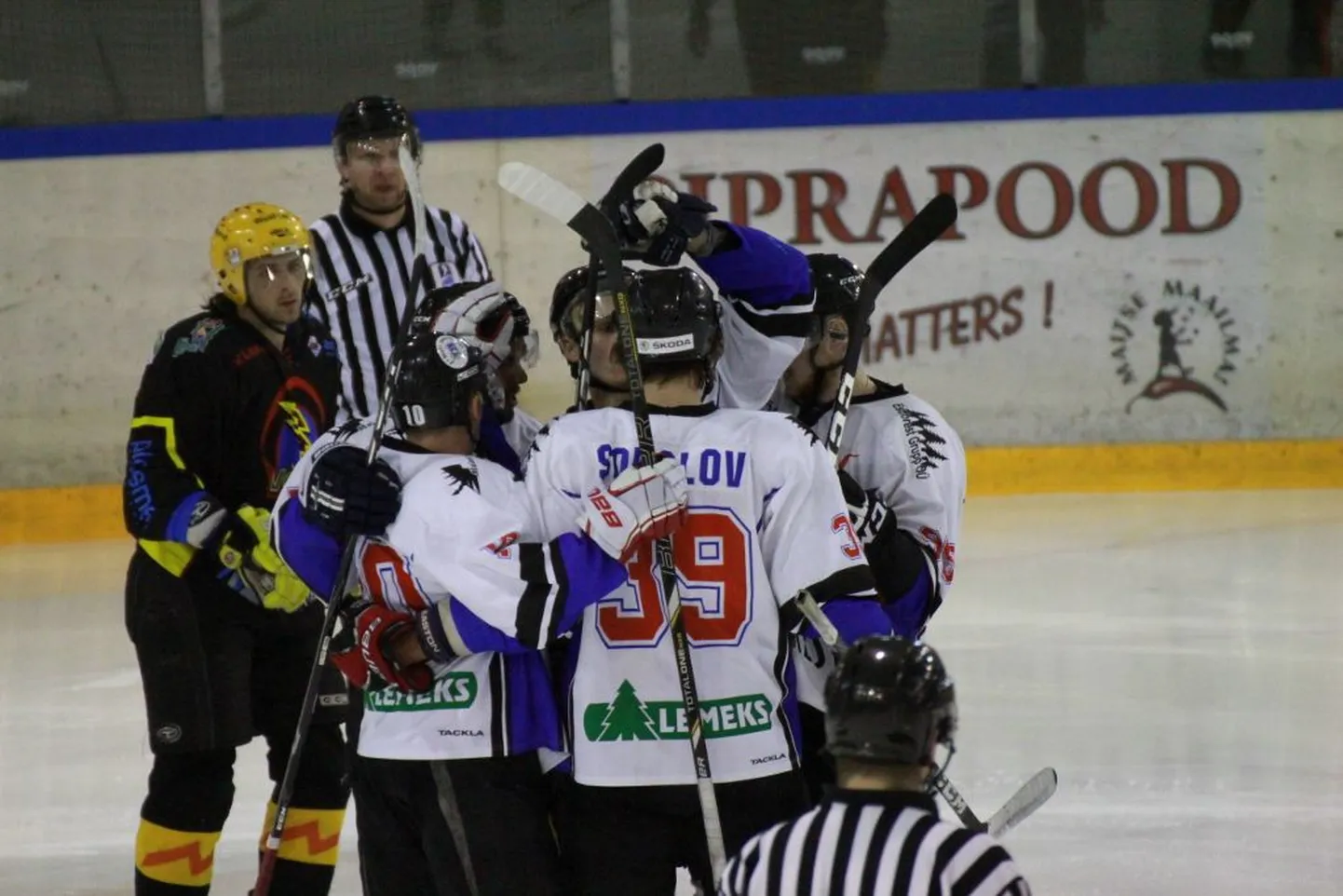 Хоккеисты Viiking Sport позравляют друг друга с забитой шайбой.