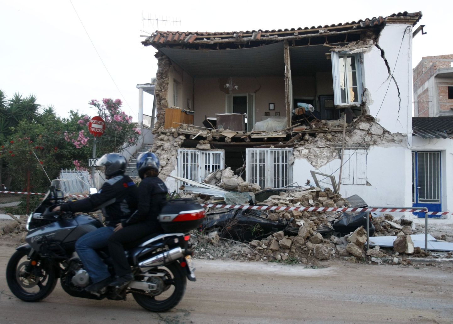 Möödunud aasta juunis Kreeka lääneosa tabanud 6,5-magnituudises maavärinas purunenud maja.