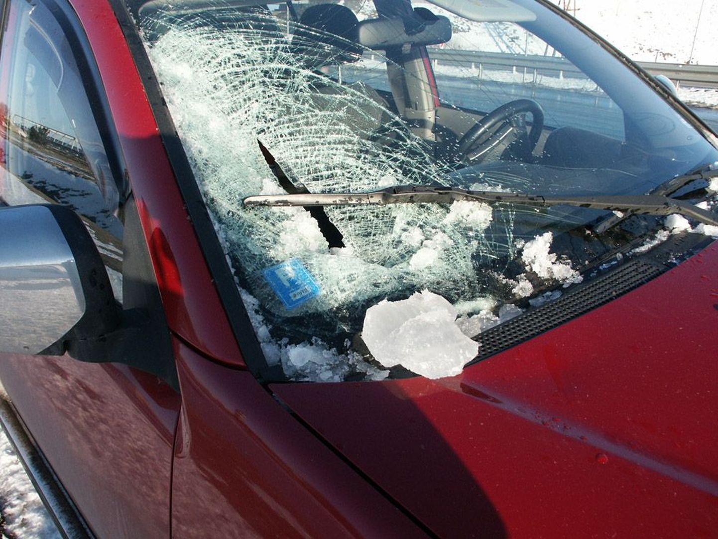 Jääpurikas lõhkus sõiduki klaasi kõrvalistme juures.