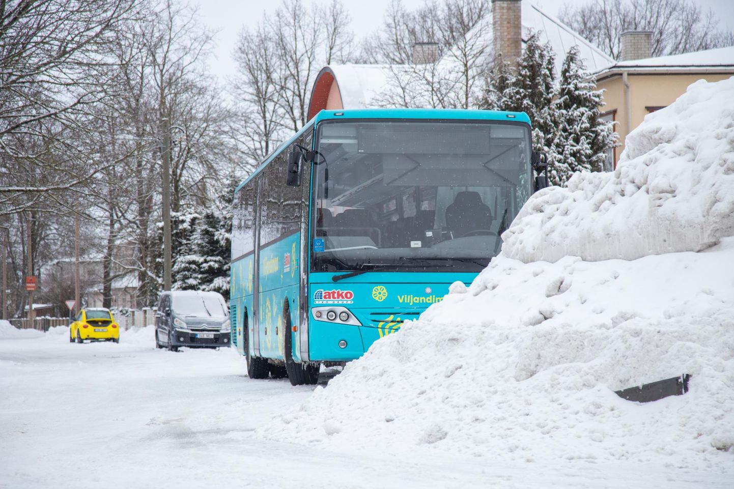 Kui maateedel sõites oli bussijuhtide mure paks lumi. millest tuli läbi rühkida, siis linnas tuleb hakkama saada kitsaks muutunud tänavatel.