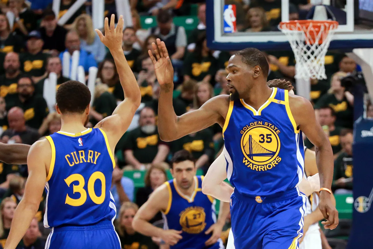 Golden State'i staarid Stephen Curry (vasakul) ja Kevin Durant vedasid meeskonna läänekonverentsi finaali.