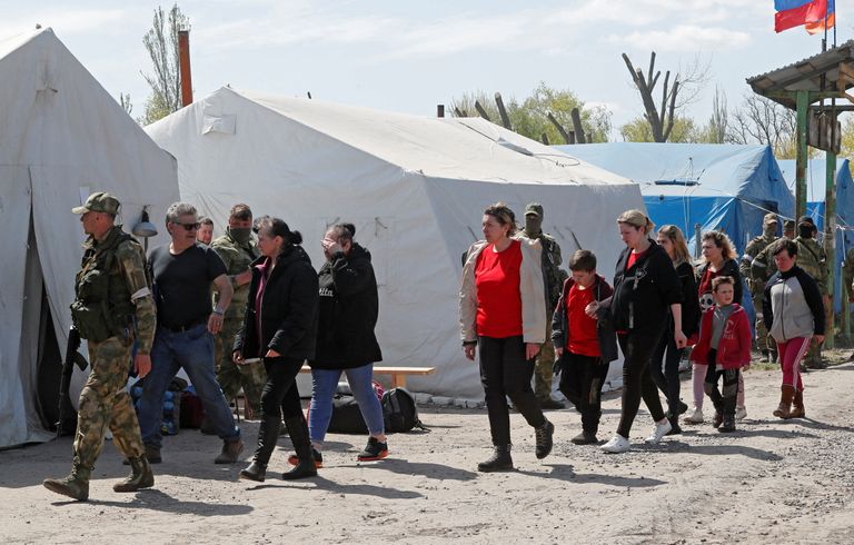 Azovstali tehasest evakueerunud tsiviilisikud. Praegu asuvad nad Bezimenne külas, mis asub Mariupolist 15 km kaugusel.