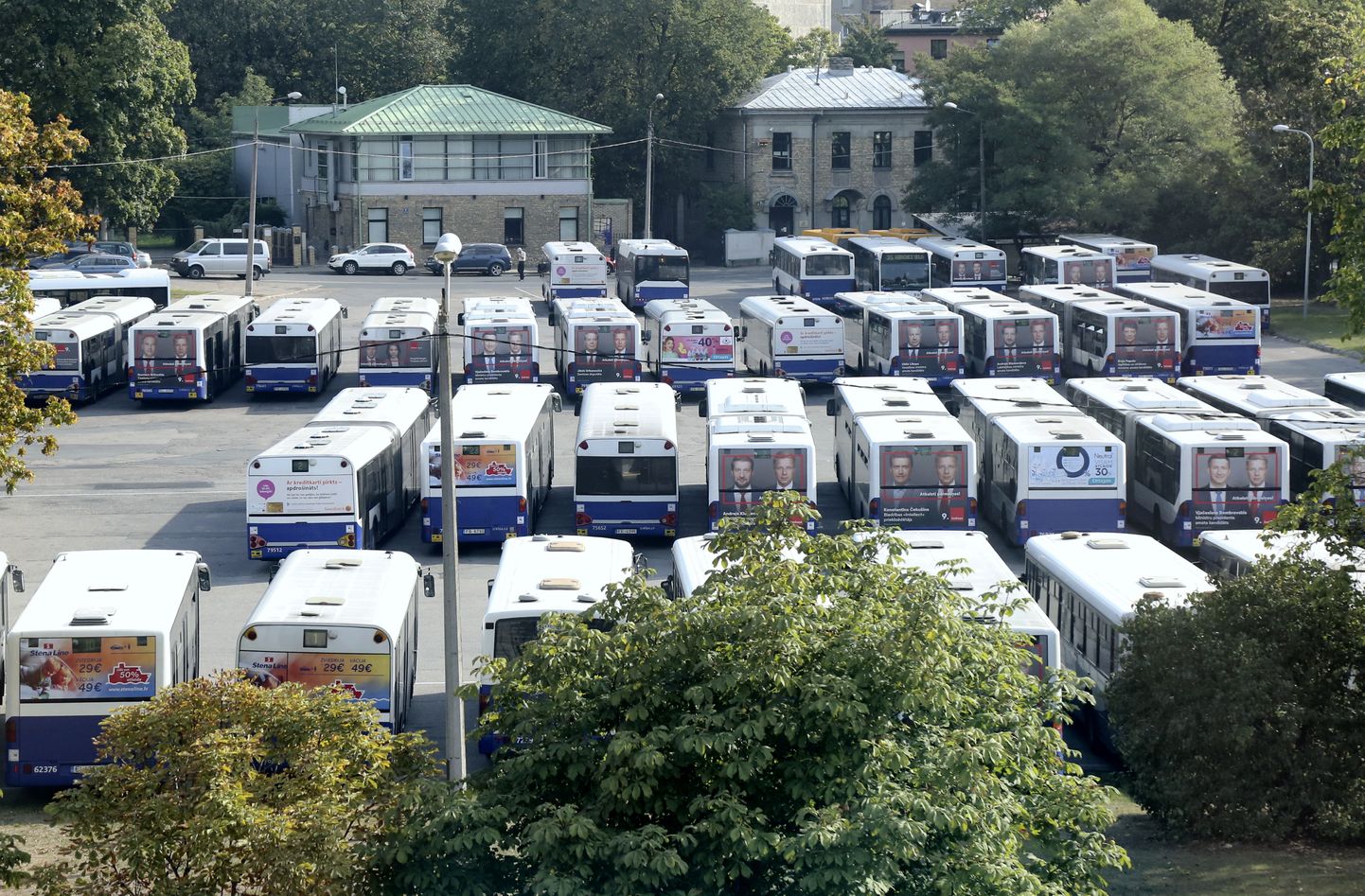 Автобусы Rīgas satiksme на стоянке на улице Абренес