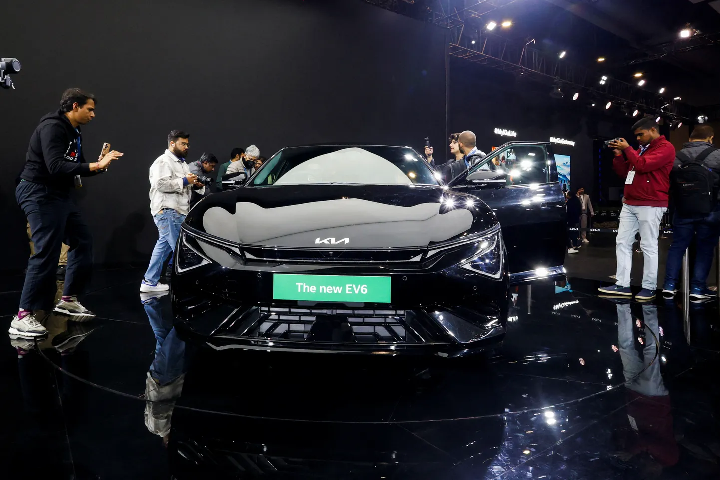 Külastajad ja ajakirjanduse operaatorid filmivad uut Kia EV6 viiepäevasel autonäitusel New Delhis, Indias