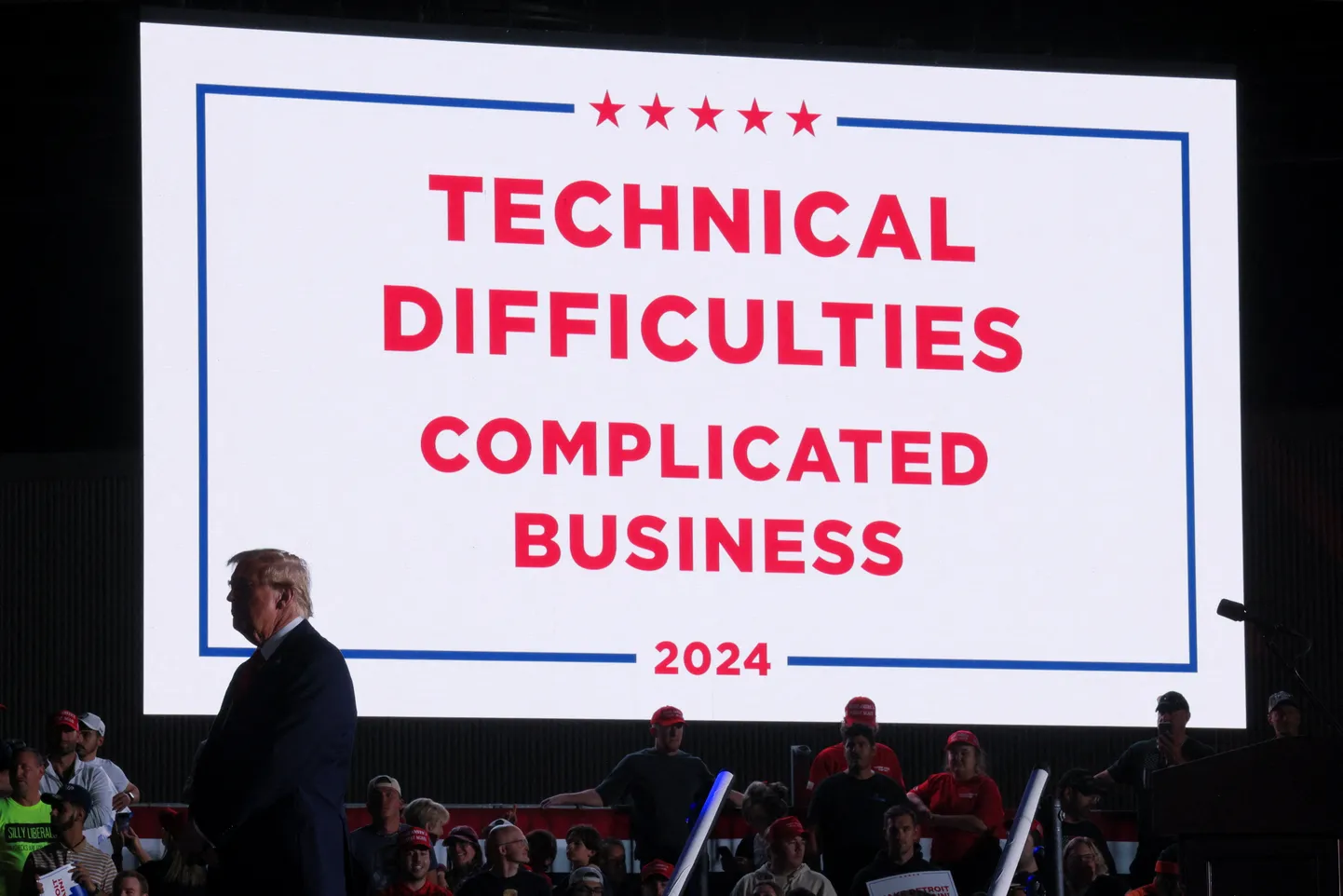 Vabariiklaste presidendikandidaat Donald Trump ootab helitehnika taaskäivitumist kampaaniakoosolekul autopealinnas Detroidis 18. oktoobril 2024.