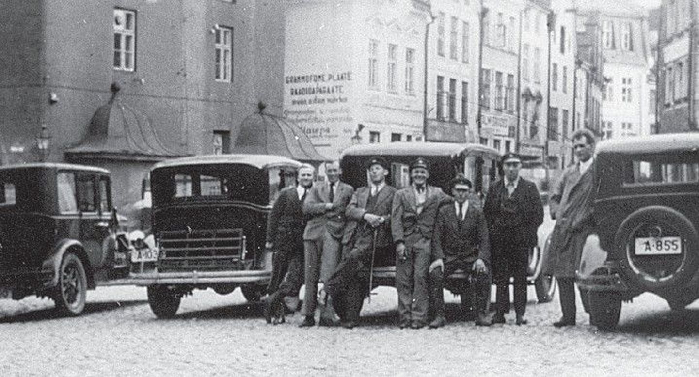 Seesuguseid taksosid võis 1934. aastal seismas näha Raekoja platsil.