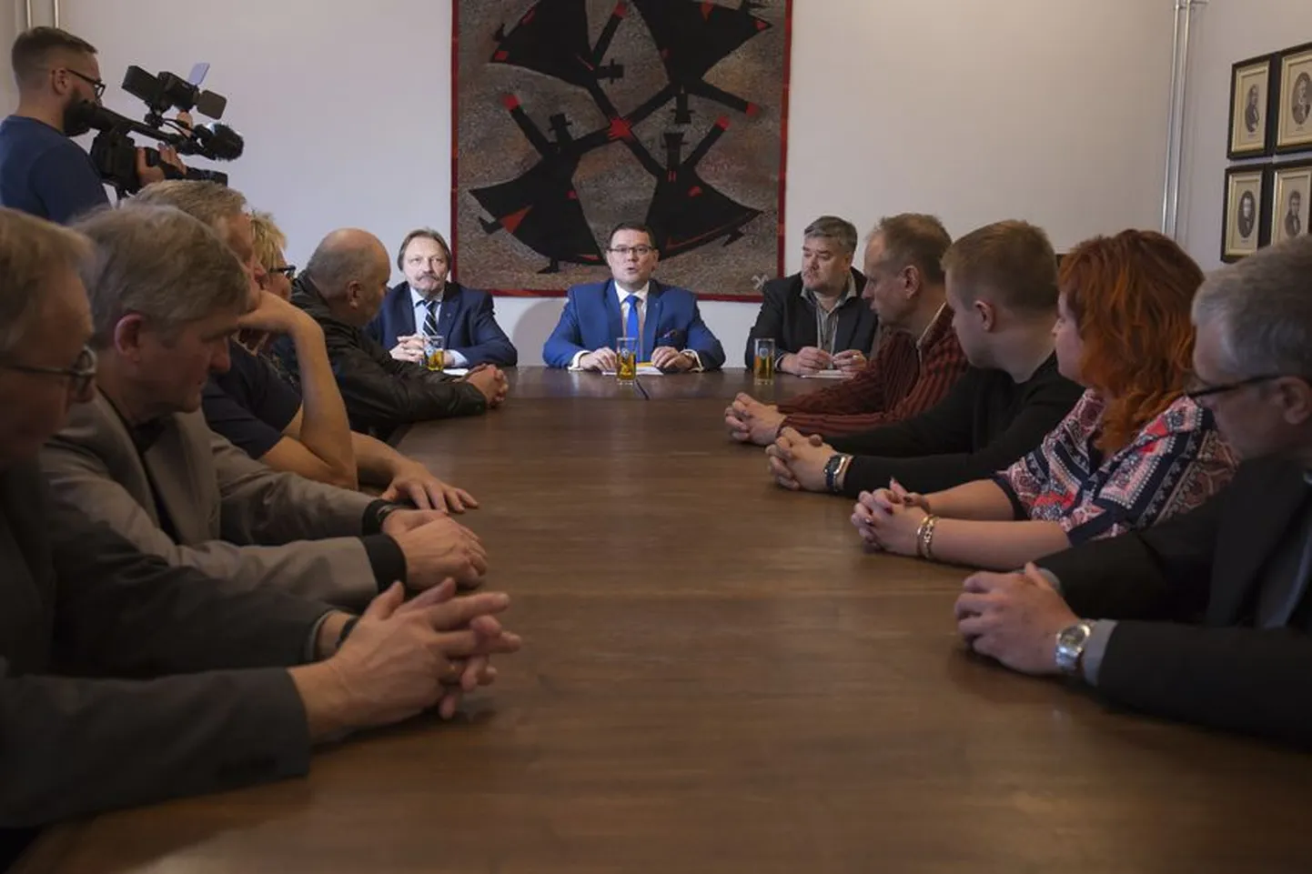Pühapäeva päraslõunal kogunesid kolme erakonna esindajad raekotta ja allkirjastasid lepingu, mille järgi nad loodavad Viljandit neli aastat juhtida.