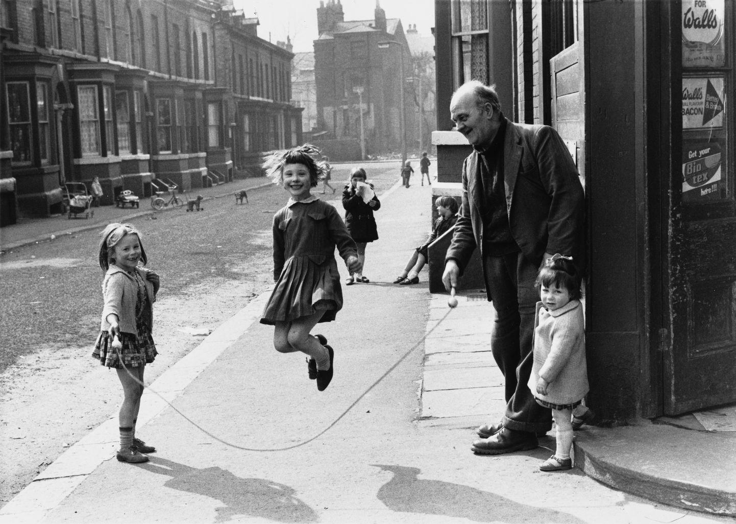 See 1968. aastal Manchesteris tehtud pilt on mõistagi illustratiivse tähendusega, aga näitab samas, kui tore võib olla hüppenööriga hüppamine. Tuleb välja, et tegu on ka tippspordiga.