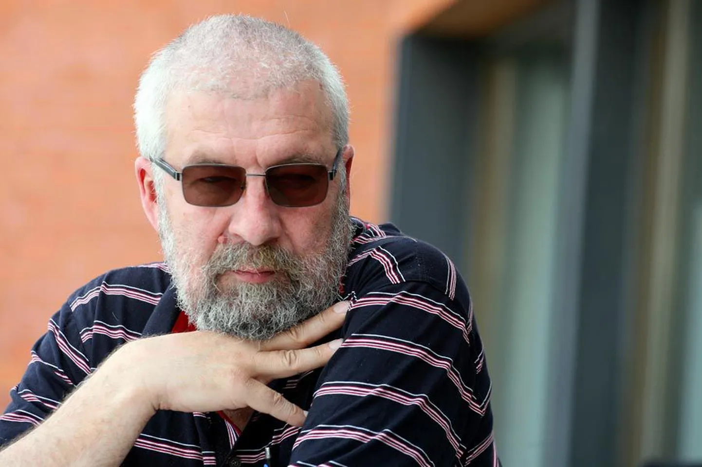 Priit Pedajas, keda Kaarin Raid iseloomustab omapärase, mitte uskliku, vaid religioosse lavastajana, eelistab tõsist ja sisutihedat dramaturgiat.