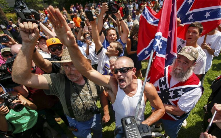 Ku Klux Klani toetajad konföderatsiooni lahingulipuga 2015. aastal Lõuna-Carolina osariigis.