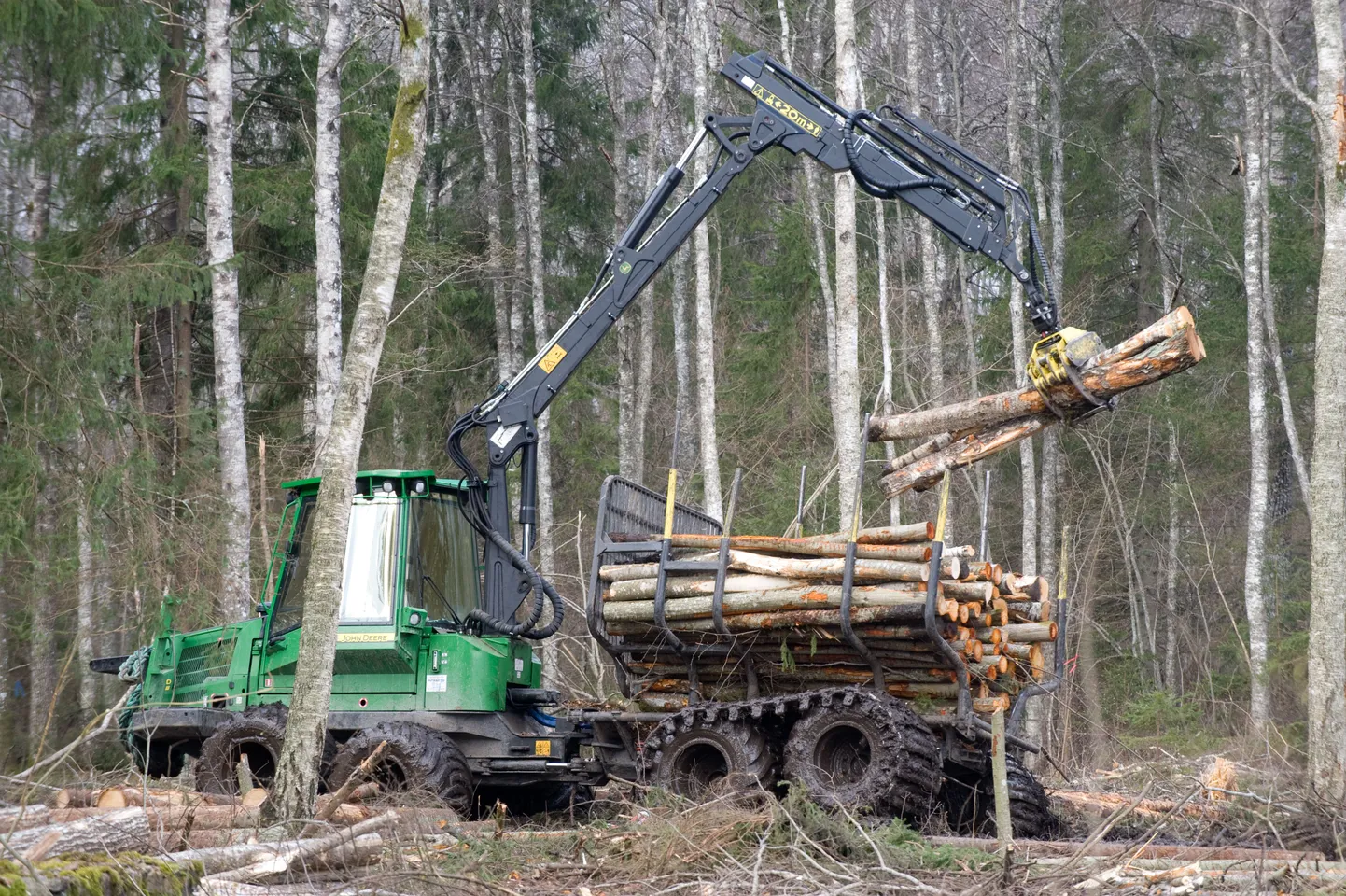 Metsaveotraktori juurest viis võõras tööriistakasti. Pildil olev traktor ei ole juhtunuga seotud.