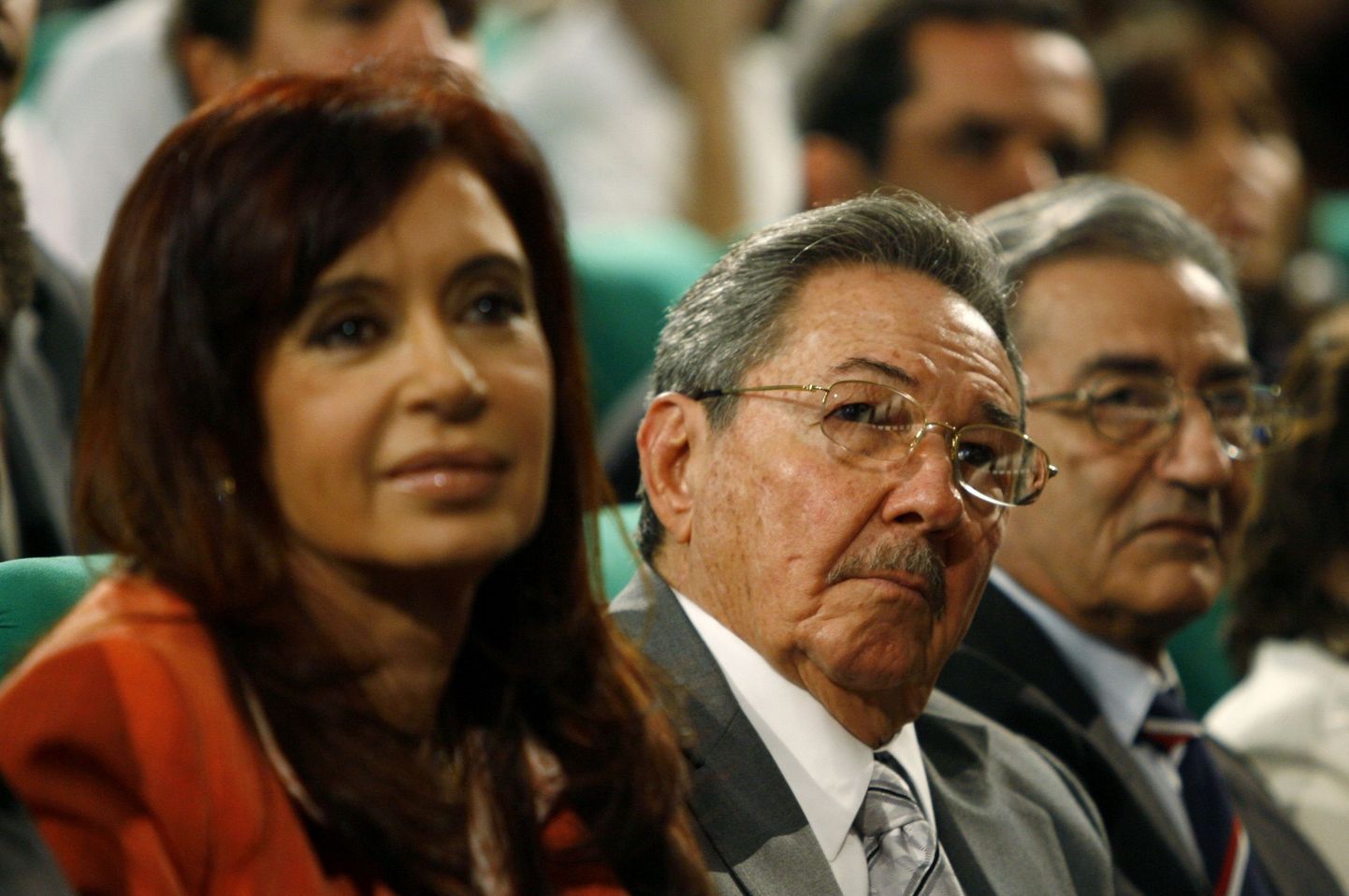 Raúl Castro (keskel) ja Argentiina president Cristina Fernández de Kirchner (vasakul).
