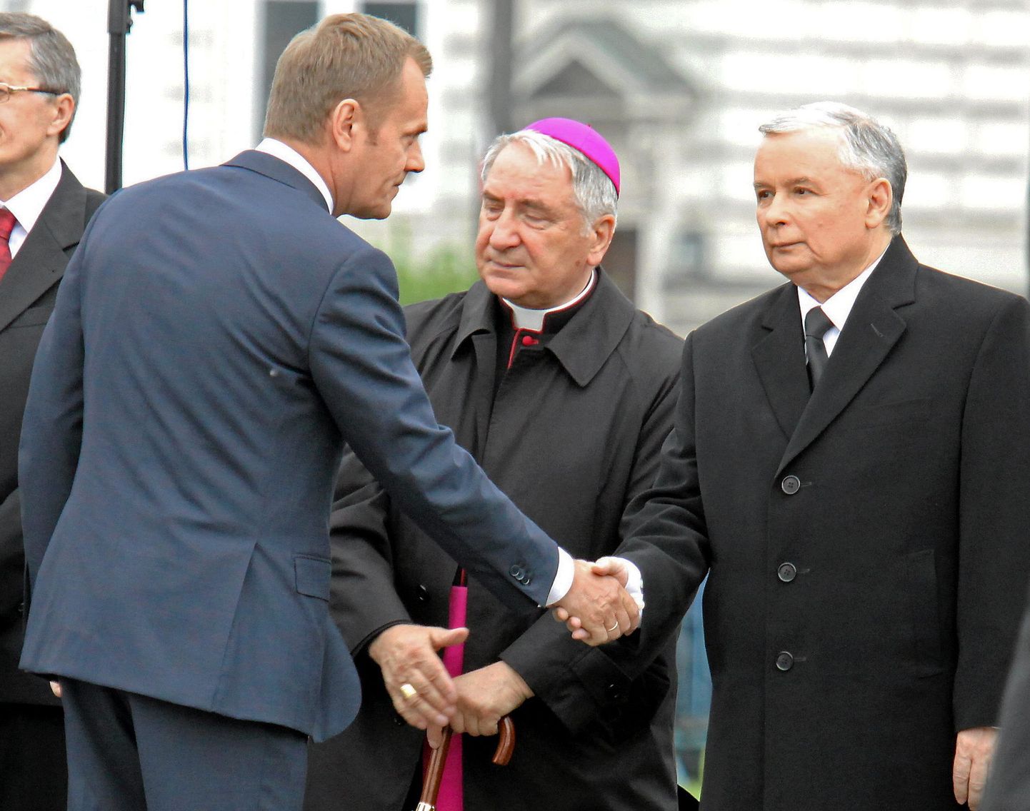 Donald Tusk (vasakul) kätleb Jaroslaw Kaczynskit.
