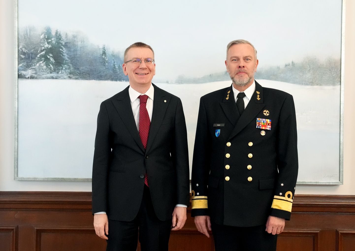 Valsts prezidents Edgars Rinkēvičs (no kreisās) un NATO Militārās komitejas priekšsēdētājs admirālis Robs Bauers tikšanās laikā Rīgas pilī.