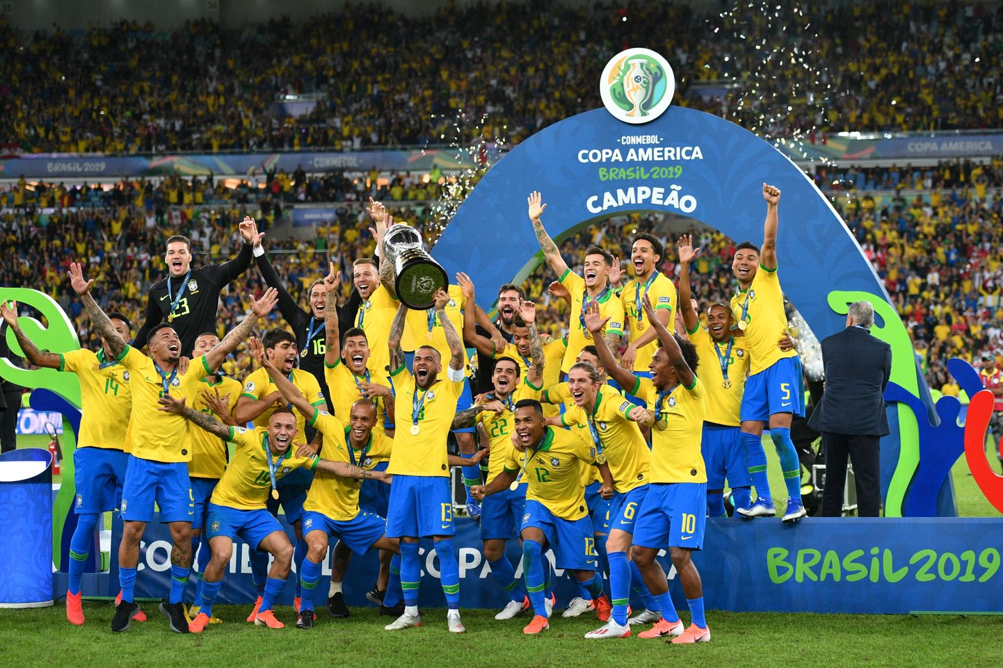 Brasiilia mängijad Copa America karikat tõstmas