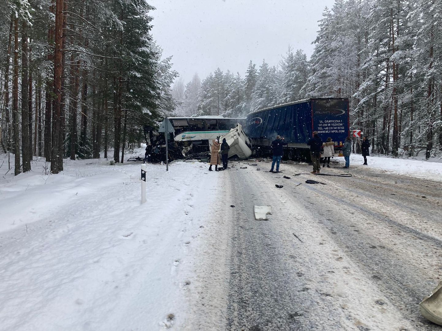 В результате столкновения автобуса и грузовика в Раннапунгерья водители обоих транспортных средств получили тяжелые травмы.