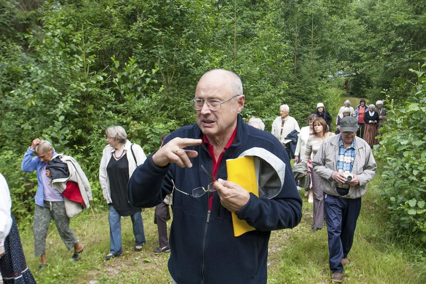 Nava talus peetava mulgi kultuuri festivali avamiseks siirdusid osalejad eile pärastlõunal taluhoonetest mõnesaja meetri kaugusel metsa sees asuva lauluposti juurde, kus festivali peakorraldaja Jaak Kõdari eestvõttel pidu lahti lauldi.