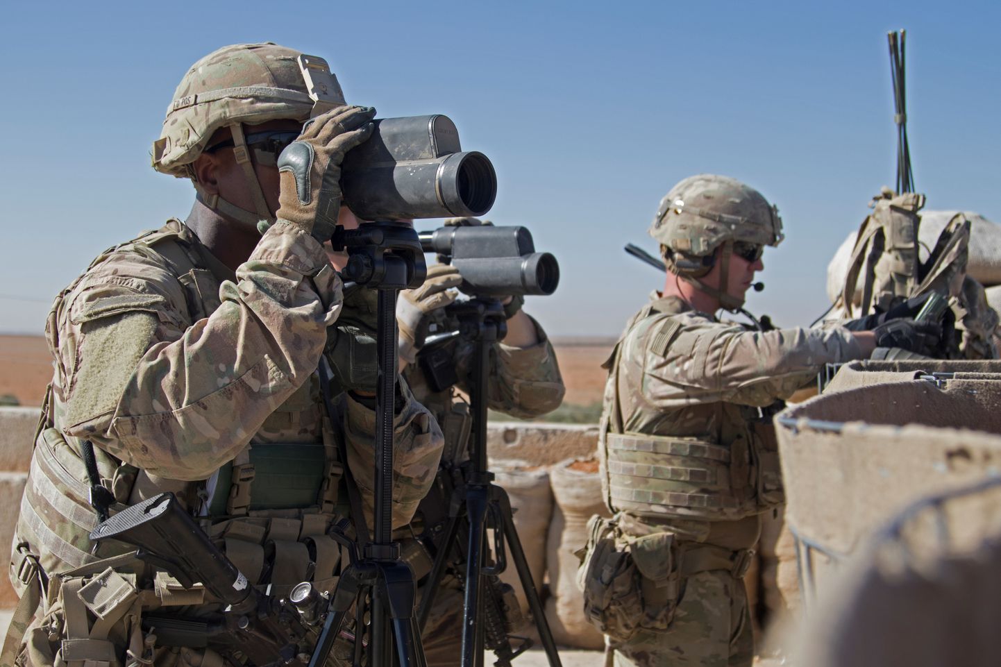 USA väed Süürias Manbiji lähedal patrullimas.