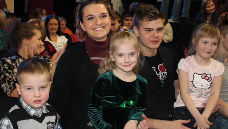 Bērni dažādos pasākumos burtiski līp klāt Sabīnei un Kristapam