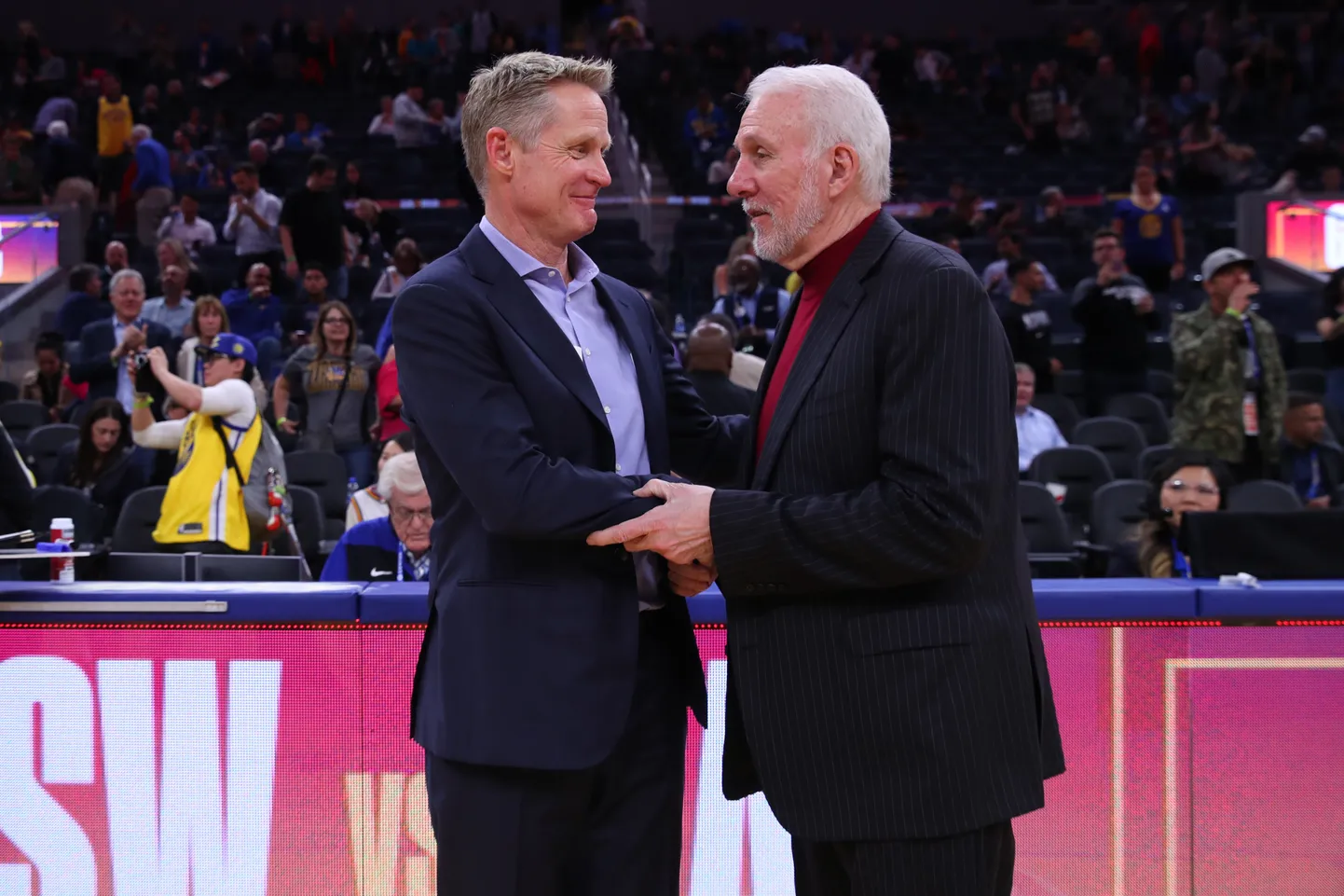 Steve Kerr vasakul ja Gregg Popovich paremal.