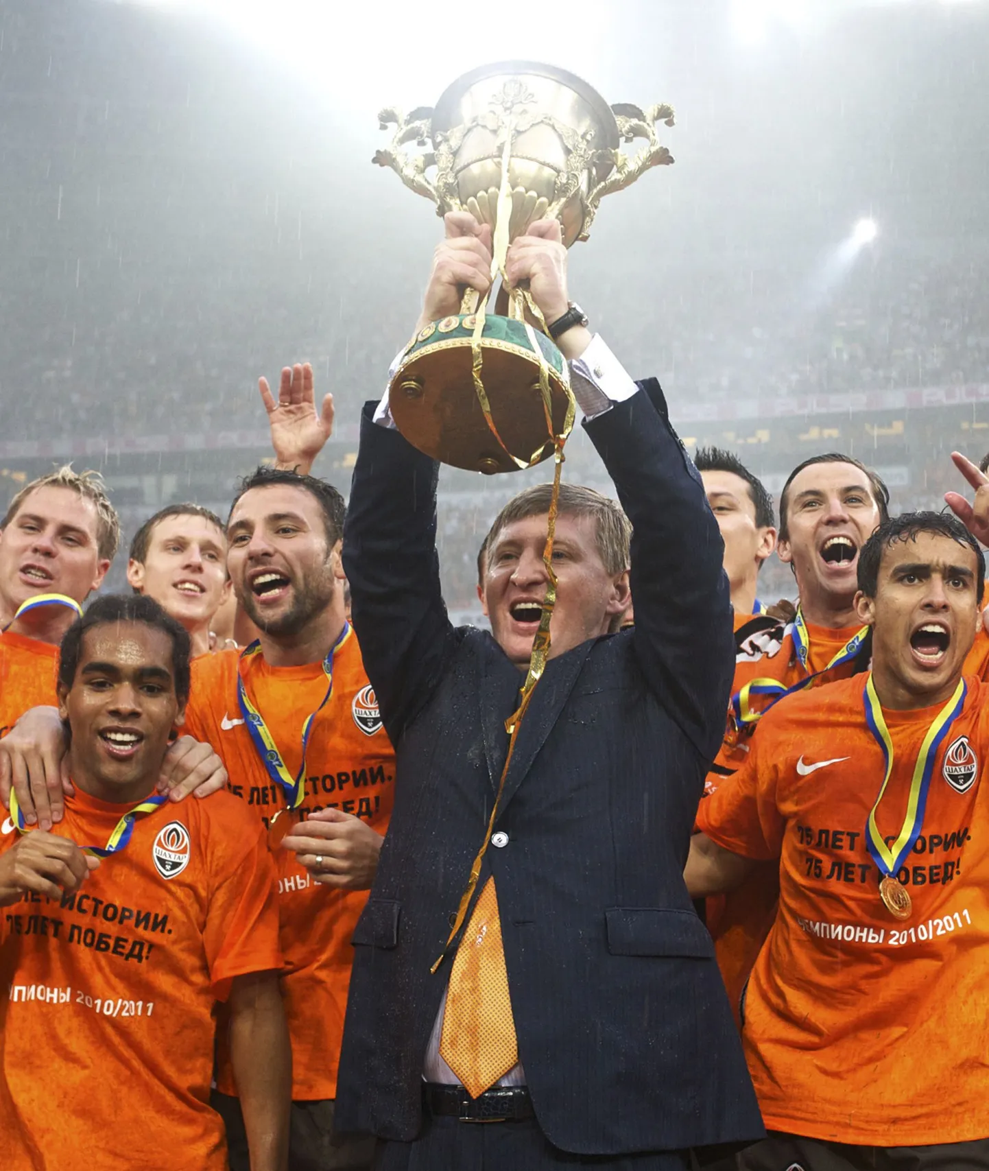 Rinat Ahmetov oma jalgpalliklubi Šahtar sportlastega Ukraina jalgpallimeistrivõistluste auhinnatseremoonial 2011. aastal Donetskis.