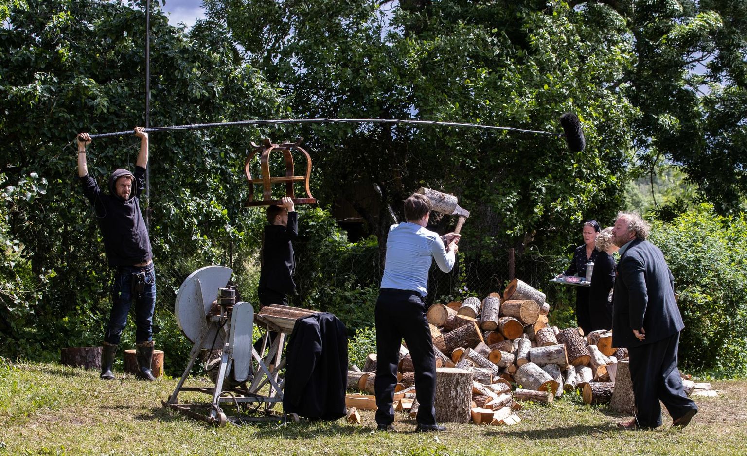«Eesti matuse» (režissöör René Vilbre) filmimisel olid juulis 2020 kesksel kohal kirves ja puupakud.