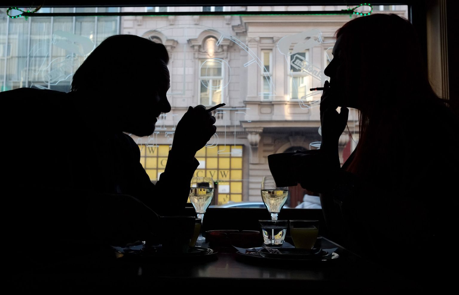 Suitsetavad kliendid 2018. aasta 22. märtsil Austria pealinna Viini kohvikus.