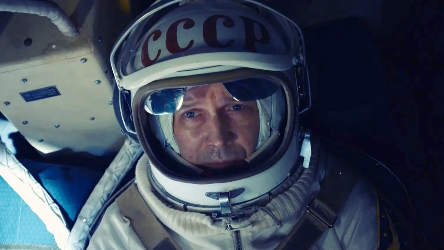 Евгений Миронов вместо Алексея Леонова выходит в открытый космос.