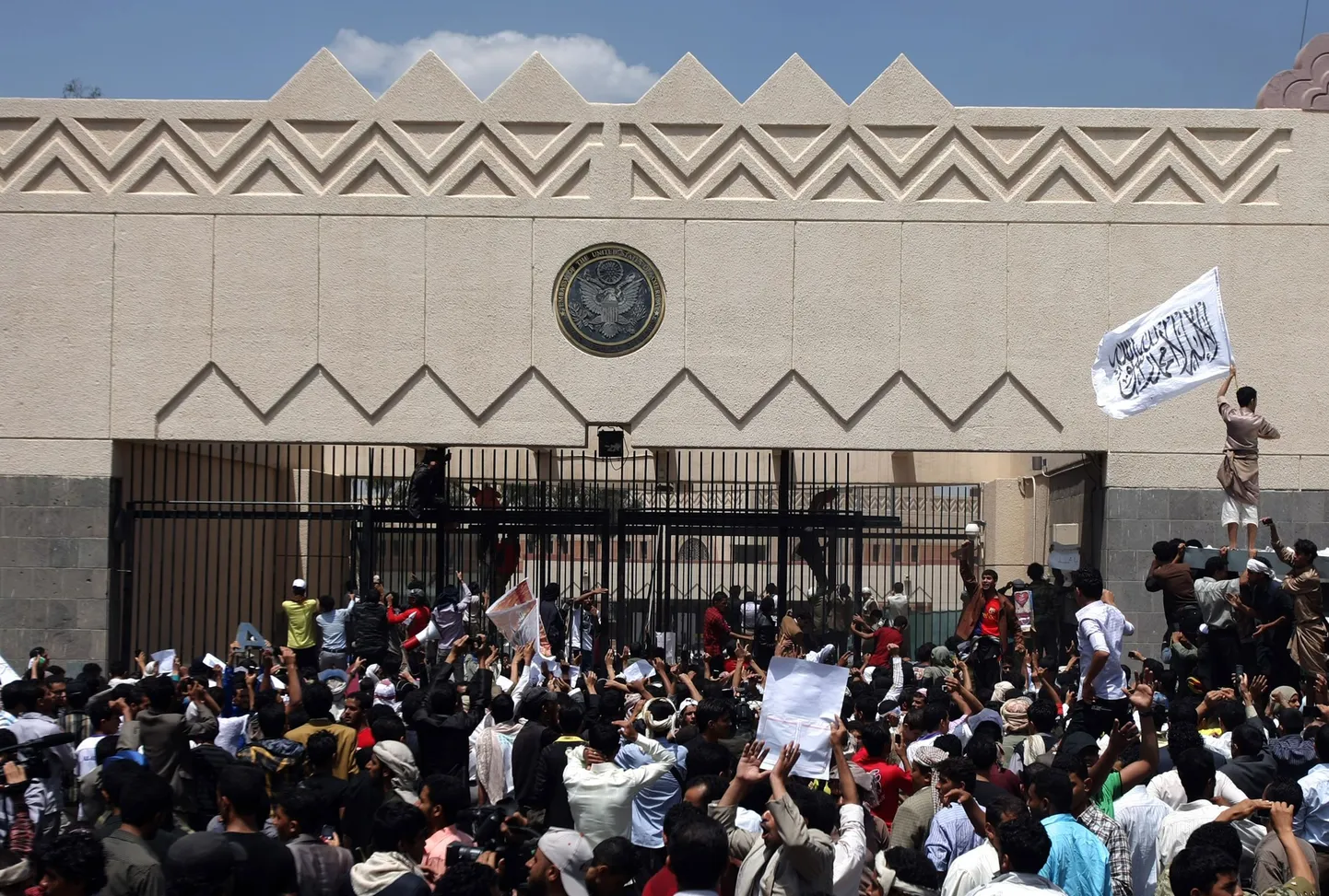 Беспорядки перед посольством США в Йемене