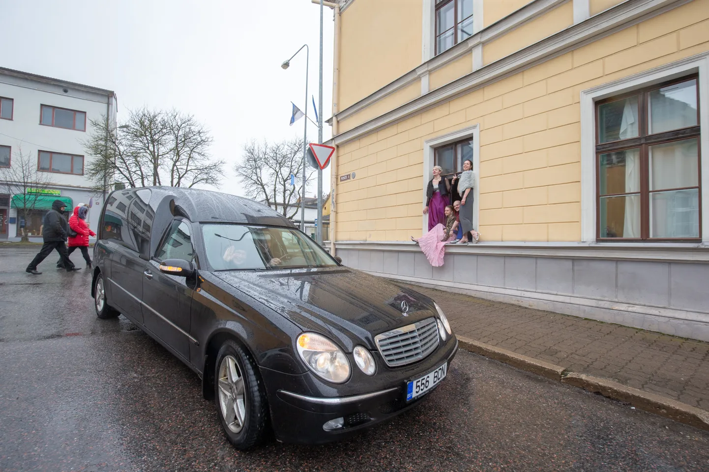 Matuseauto Viljandi Kultuuriakadeemia tudengidte lavastusproovis.
