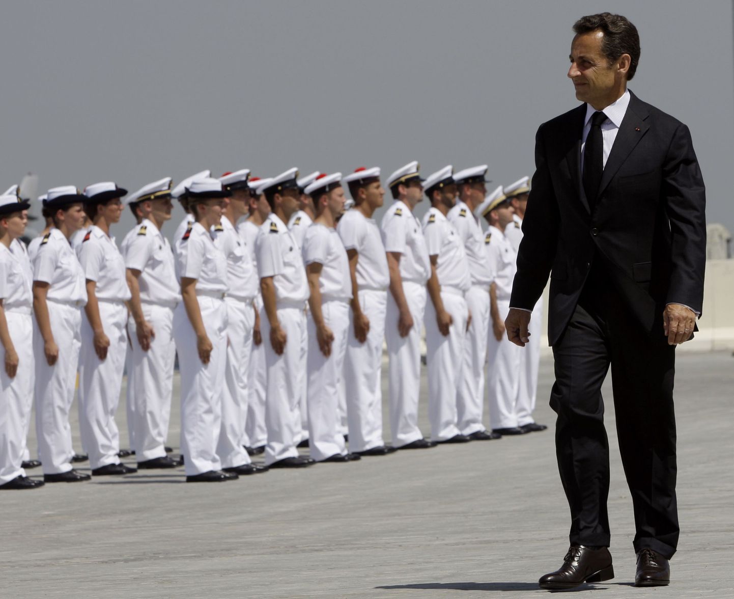 Prantsusmaa president Nicolas Sarkozy uue sõjaväebaasi avamistsereoonial Abu Dhabi lähedal.