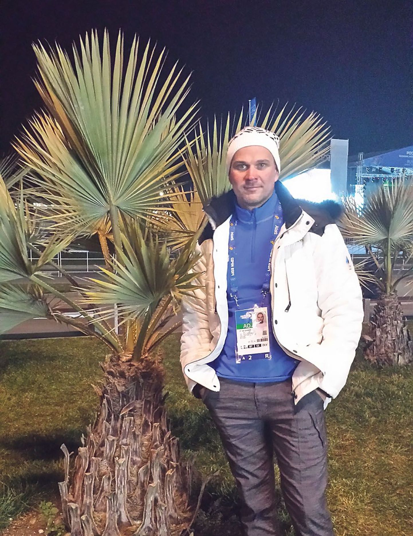 Suusahooldaja Marek Sander kasutas Sotšis ära harukordse võimaluse pildistada end taliolümpial palmide all.
