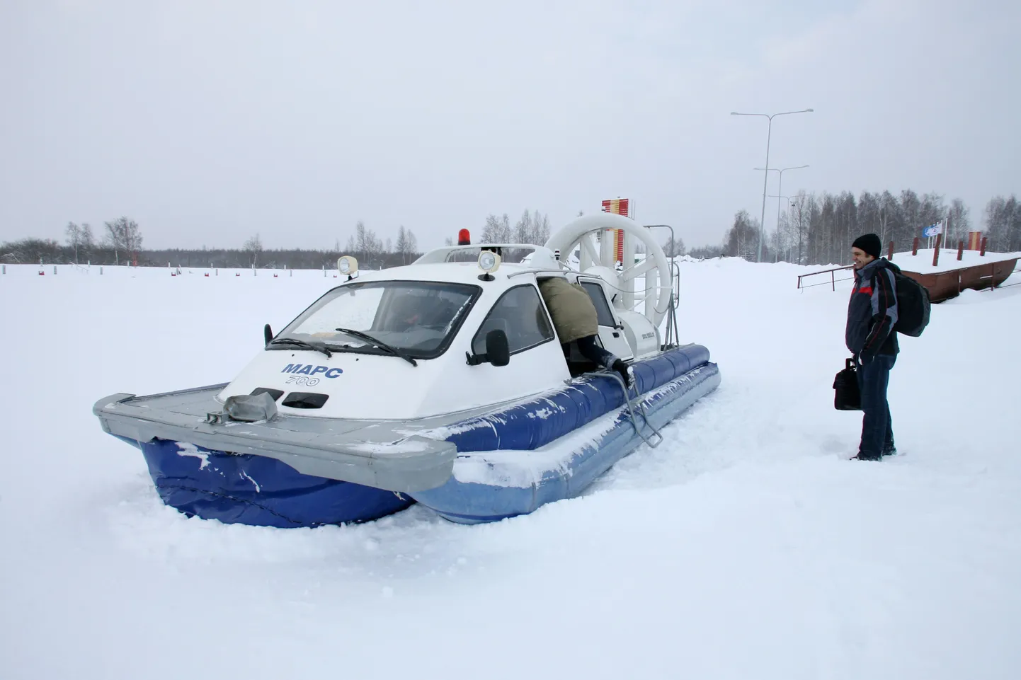 Kuna jää Lämmijärvel veel inimest ei kanna, on ainsaks võimaluseks Piirissaare ja mandri vahel liikuda hõljukiga.