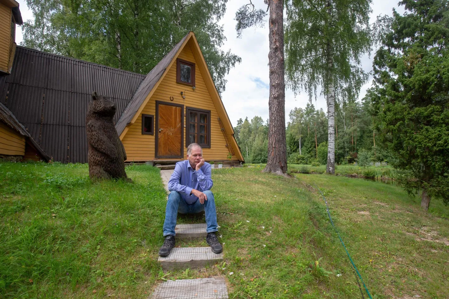 Mõlemad pojapojad, nii Roman (pildil) kui ka Rihet Aver töötavad Viljandimaal õpetajana. Roman annab tööõpetuse tunde, Rihet õpetab füüsikat ja matemaatikat.