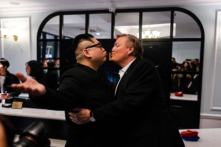 Austraalia koomik Howard X ja tema lavapartner Russel White, kes kehastavad Kim Jong-uni ja Donald Trumpi täna Hanois. Vietnami võimud keelasid meestel Põja-Korea ja USA liidrite tippkohtumise eel riigis esinemise.