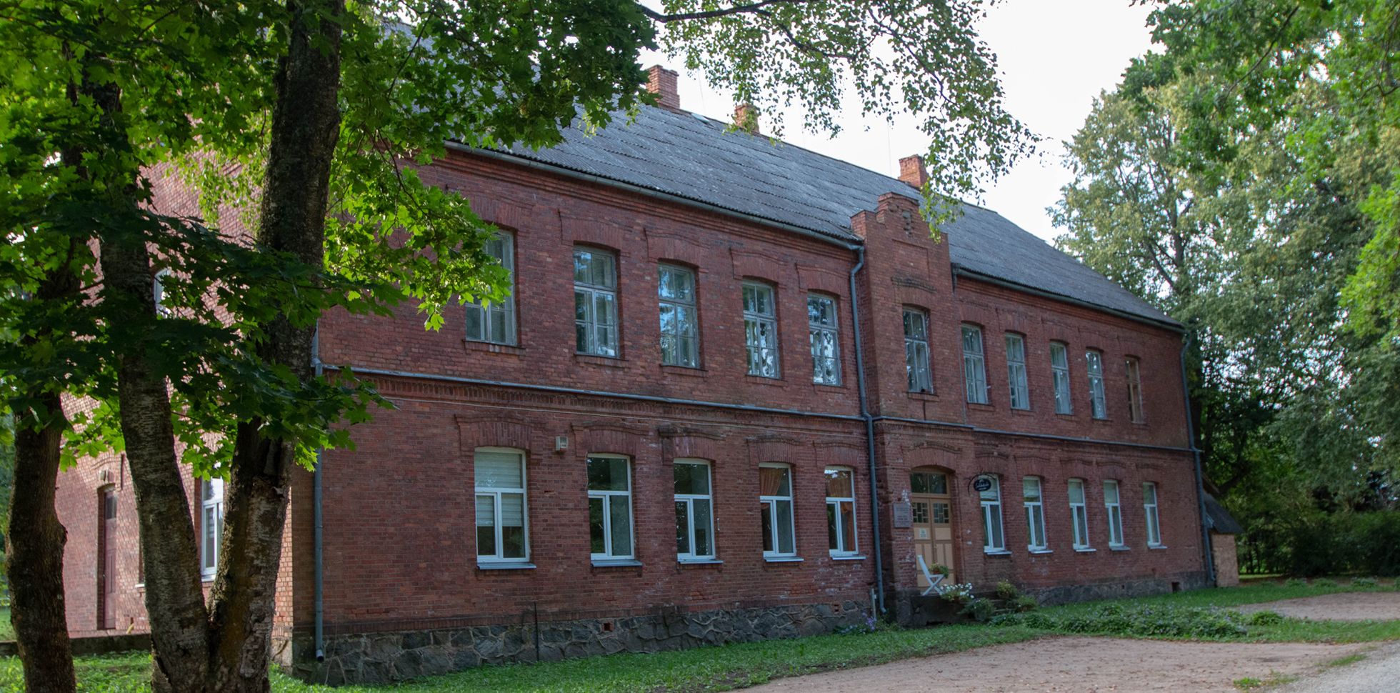 1881. aastal avatud koolimaja on kandnud aja jooksul erinevaid nimesid. Alates 1991. aastast kuni sulgemiseni kandis see Lepistu põhikooli nime. Praegu elab majas perekond Alevi, kes toodab seal Roosiku kaubamärgi all käsitööšokolaadi.