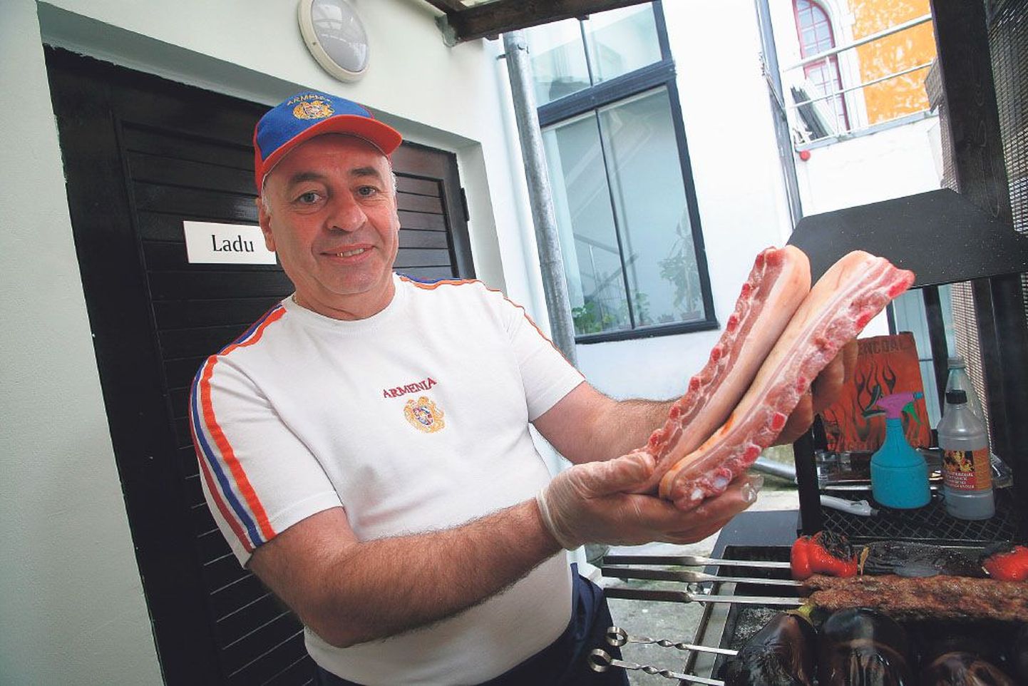 Pärnus Armeenia restorani pidava Spartak Akopdžanjani grill on kirev, kõrvuti lihaga on seal vardasse aetud hulk köögivilju, parima grillribi saamiseks soovitab ta valida läbikasvanud tükid.