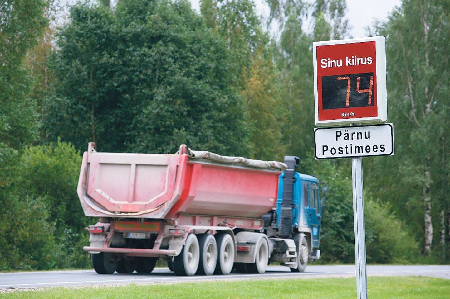 Kui soovite teada, kui täpne teie auto spidomeeter on, on lihtsaim viis seda kontrollida Sauga poolt Pärnusse sõites, kus on üleval kiirust mõõtev Pärnu Postimehe kirjadega tulp.