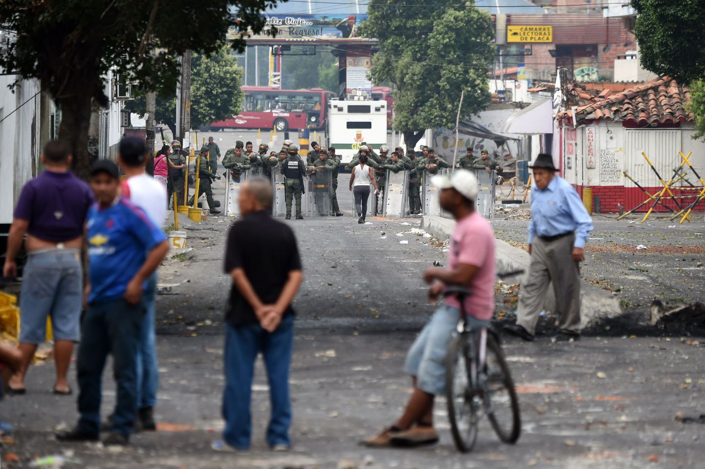 Venezuela rahvuskaart valvamas riiki Colombiaga ühendavat silda Urena ja Cucuta vahel.