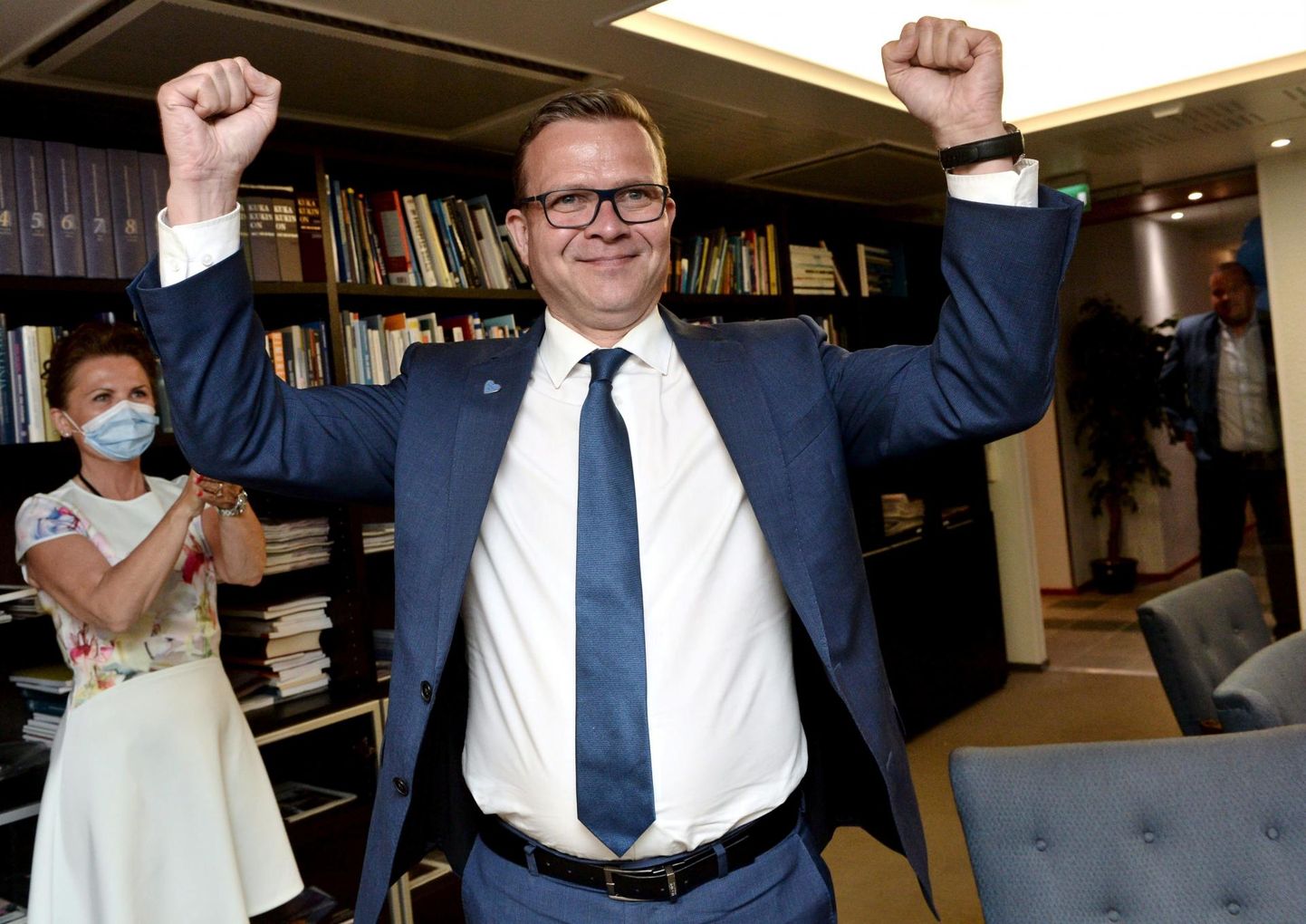 Koonderakonna esimees Petteri Orpo rõõmustab üleeile õhtul erakonna valimispeol selge võidu üle Soome kohalikel valimistel. 