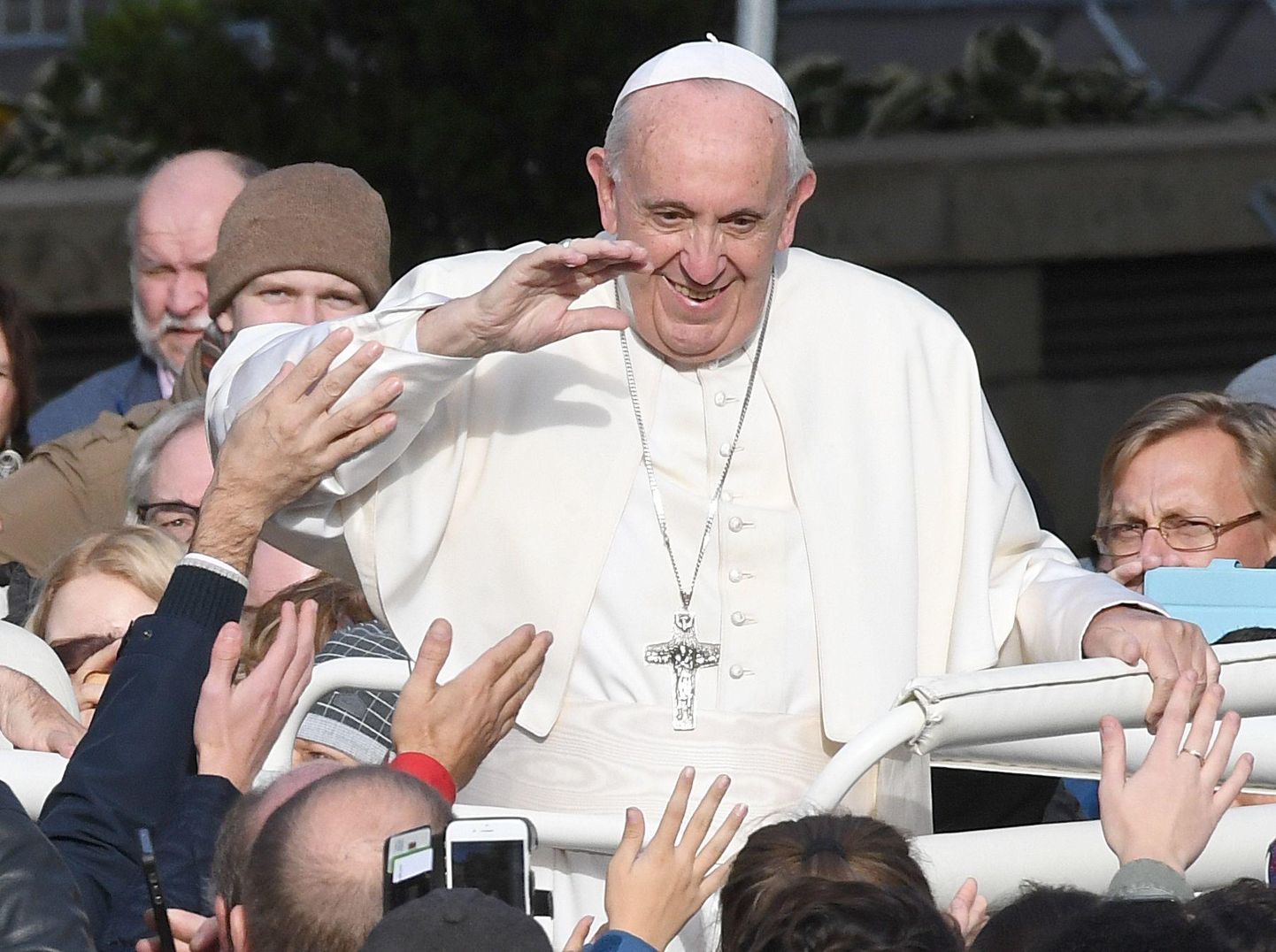 Missale tulnud rahvas tervitab paavsti.