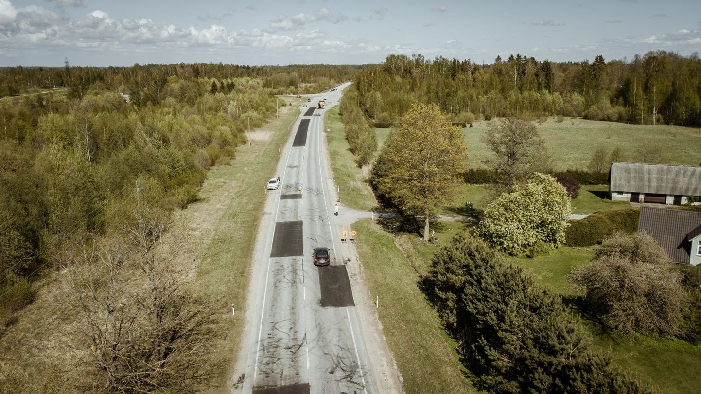 Pärnu–Rakvere–Sõmeru maantee näeb praegu välja justkui lapitekk.