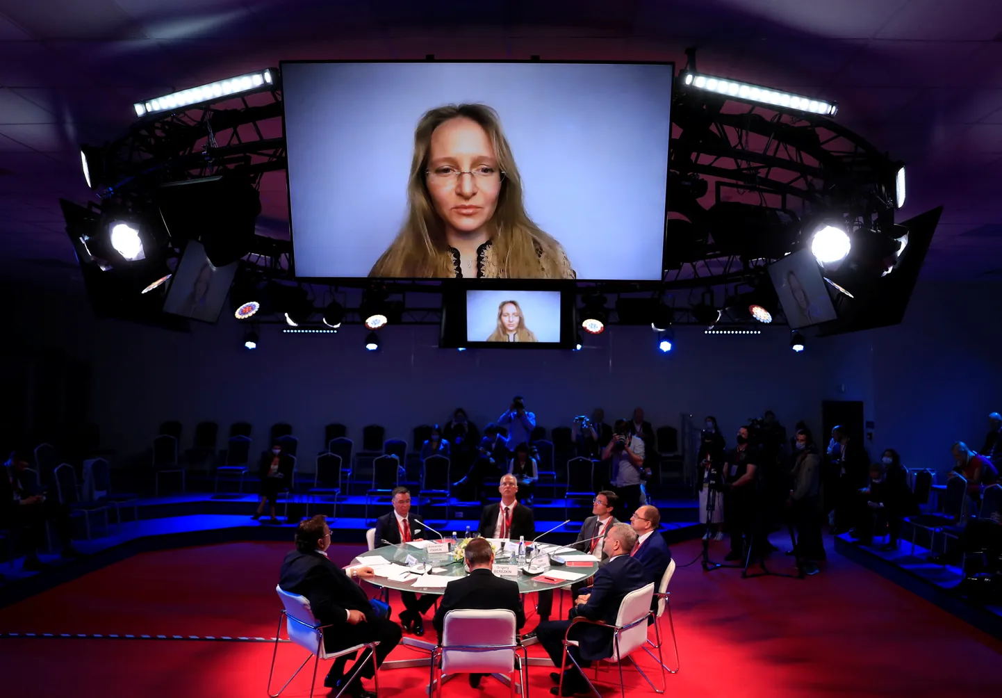 Verise diktaatori tütar Jekaterina Tihhonova, Moskva riikliku ülikooli komplekssüsteemide matemaatilise uurimise instituudi direktori asetäitja, on ekraanidel Peterburi Rahvusvahelise Majandusfoorumi istungil Peterburis, Venemaal, 4. juunil 2021. Täna on ta osanik suurimas Vene droonitootjas Geoscan.