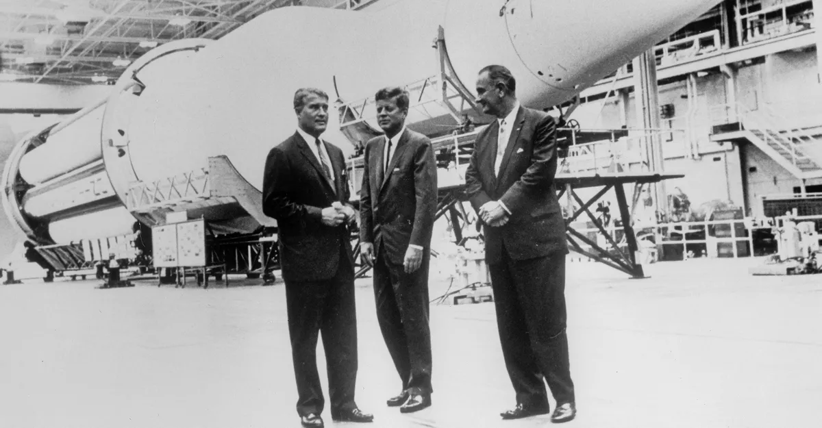 1962. aastal George Marshalli kosmoselendude keskuses näitas direktor Wernher Freiherr von Braun näitab president J. F. Kennedyle ja asepresident Lyndon B. Johnsonile 50 meetrit pikka raketti Satrun C-1.